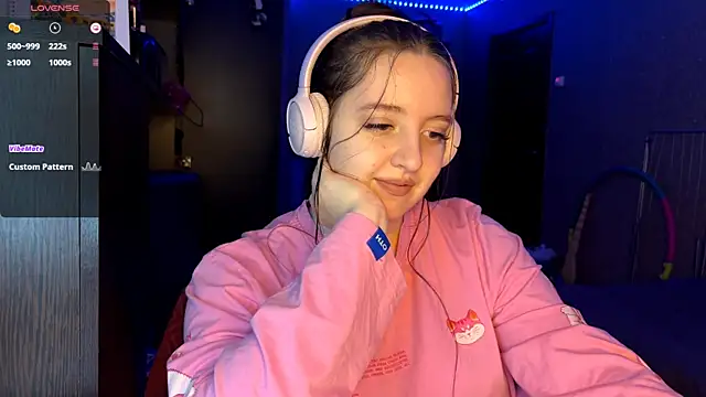 LauretteRagar online show from November 27, 2025, 5:26 pm