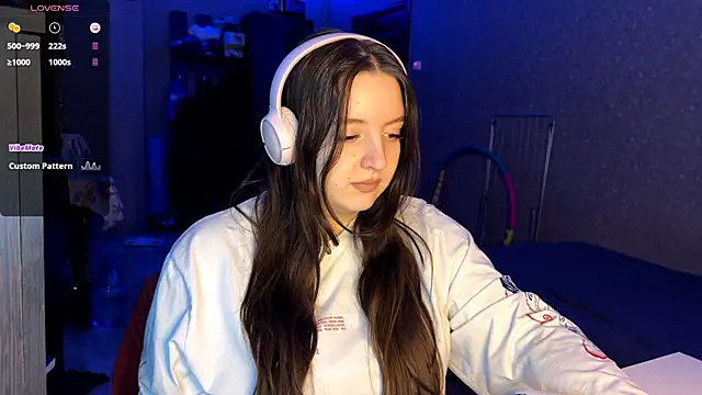 LauretteRagar online show from November 28, 2025, 5:15 pm