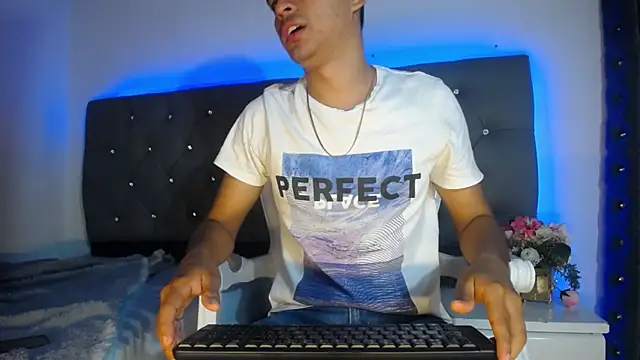 Snapshot of Charlie_Cock_ chatting on November 5, 2025, 4:01 am Charlie Cock online show from November 5, 2025, 4:01 am