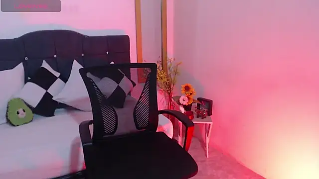 Snapshot of SamantaSweett_ chatting on November 29, 2025, 1:47 pm SamantaSweett online show from November 29, 2025, 1:47 pm