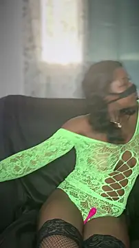  foreigntitts online show from October 28, 2025, 4:09 pm