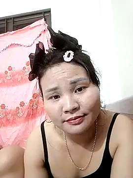 Snapshot of Heulwen-22 chatting on November 3, 2025, 12:06 pm Heulwen-22 online show from November 3, 2025, 12:06 pm