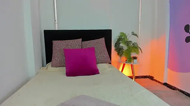 LunaVelvet777 online show from November 18, 2025, 12:42 pm