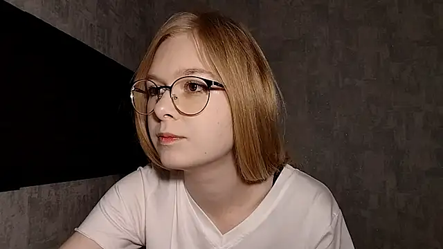 Snapshot of LiaVibes chatting on September 20, 2025, 8:04 am LiaVibes online show from September 20, 2025, 8:04 am