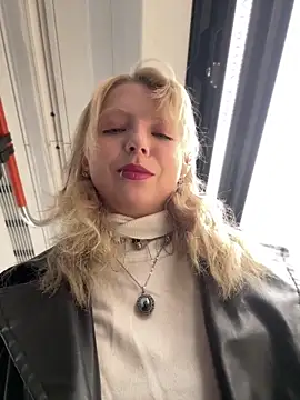 Snapshot of EveLittleSinner chatting on October 28, 2025, 10:41 am EveLittleSinner online show from October 28, 2025, 10:41 am