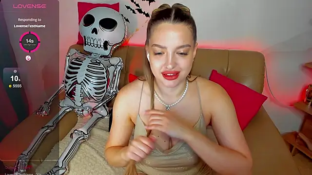 Snapshot of Emma__Ross chatting on October 27, 2025, 2:48 am Emma Ross online show from October 27, 2025, 2:48 am