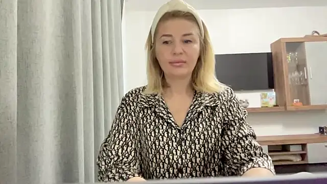 Snapshot of Blondie_xoxoxo chatting on September 11, 2025, 5:07 am Blondie xoxoxo online show from September 11, 2025, 5:07 am