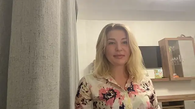 Snapshot of Blondie_xoxoxo chatting on September 16, 2025, 8:48 am Blondie xoxoxo online show from September 16, 2025, 8:48 am