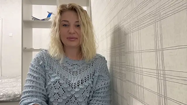 Snapshot of Blondie_xoxoxo chatting on September 17, 2025, 9:22 am Blondie xoxoxo online show from September 17, 2025, 9:22 am