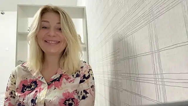 Snapshot of Blondie_xoxoxo chatting on September 23, 2025, 6:05 am Blondie xoxoxo online show from September 23, 2025, 6:05 am