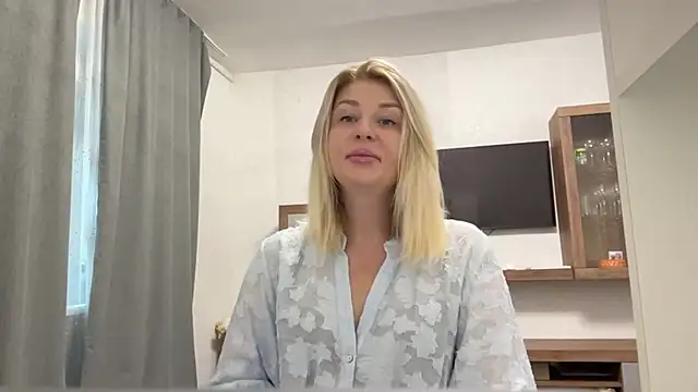 Snapshot of Blondie_xoxoxo chatting on October 1, 2025, 9:15 am Blondie xoxoxo online show from October 1, 2025, 9:15 am