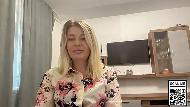 Snapshot of Blondie_xoxoxo chatting on October 2, 2025, 6:53 am Blondie xoxoxo online show from October 2, 2025, 6:53 am