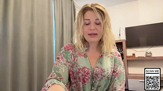 Snapshot of Blondie_xoxoxo chatting on October 5, 2025, 8:01 am Blondie xoxoxo online show from October 5, 2025, 8:01 am