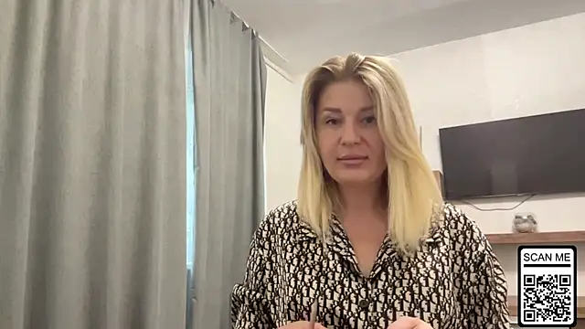 Snapshot of Blondie_xoxoxo chatting on October 6, 2025, 7:17 am Blondie xoxoxo online show from October 6, 2025, 7:17 am