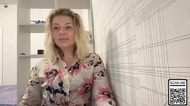 Snapshot of Blondie_xoxoxo chatting on October 27, 2025, 8:40 am Blondie xoxoxo online show from October 27, 2025, 8:40 am