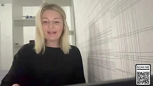 Snapshot of Blondie_xoxoxo chatting on October 29, 2025, 10:28 am Blondie xoxoxo online show from October 29, 2025, 10:28 am