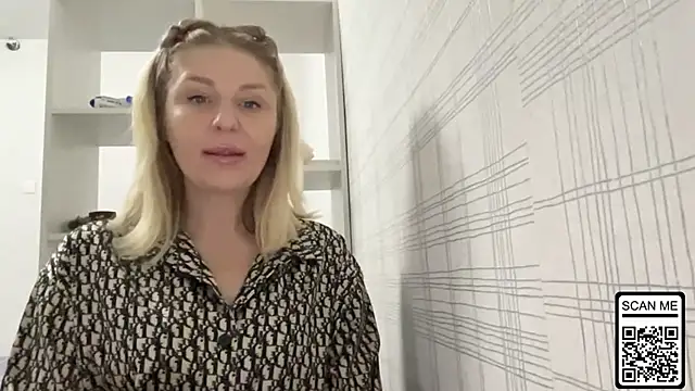 Snapshot of Blondie_xoxoxo chatting on November 13, 2025, 6:45 am Blondie xoxoxo online show from November 13, 2025, 6:45 am