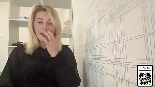 Snapshot of Blondie_xoxoxo chatting on November 17, 2025, 7:58 am Blondie xoxoxo online show from November 17, 2025, 7:58 am