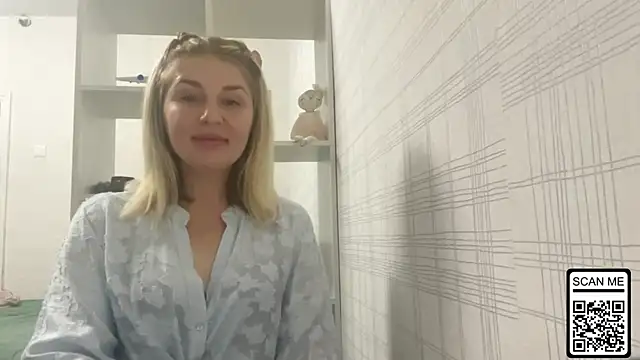 Snapshot of Blondie_xoxoxo chatting on November 17, 2025, 8:03 pm Blondie xoxoxo online show from November 17, 2025, 8:03 pm