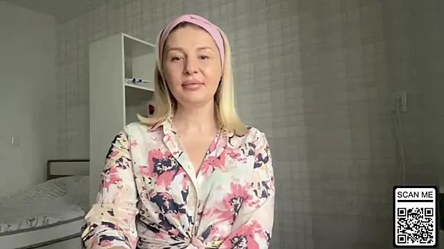 Snapshot of Blondie_xoxoxo chatting on November 26, 2025, 8:37 am Blondie xoxoxo online show from November 26, 2025, 8:37 am