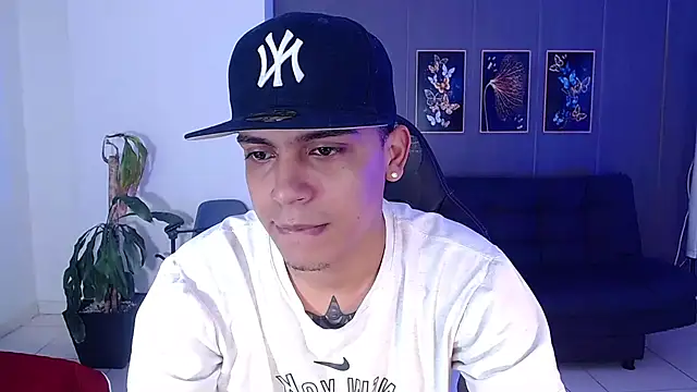 david santos16 online show from September 17, 2025, 3:19 am