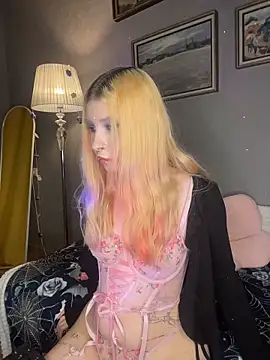 Snapshot of VelvetBlitz chatting on November 21, 2025, 3:44 pm VelvetBlitz online show from November 21, 2025, 3:44 pm