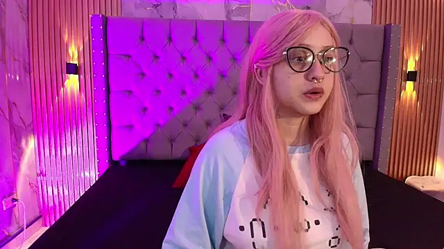 Suxan White  online show from November 17, 2025, 11:49 am