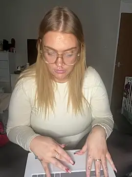 Snapshot of MysteriousMylaX chatting on December 17, 2025, 8:04 pm MysteriousMylaX online show from December 17, 2025, 8:04 pm