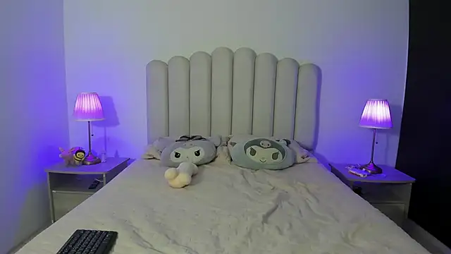 Snapshot of SofieBunnie chatting on November 10, 2025, 11:04 pm SofieBunnie online show from November 10, 2025, 11:04 pm