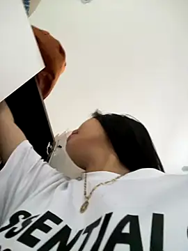 Miumieu online show from November 13, 2025, 4:00 am