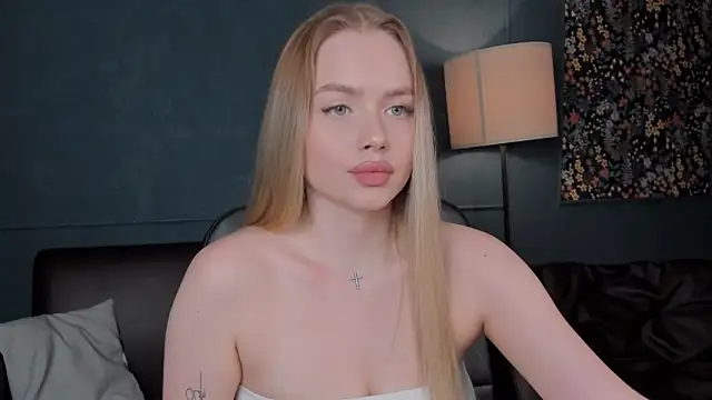 Snapshot of AvroraGoldie chatting on September 25, 2025, 12:20 pm AvroraGoldie online show from September 25, 2025, 12:20 pm