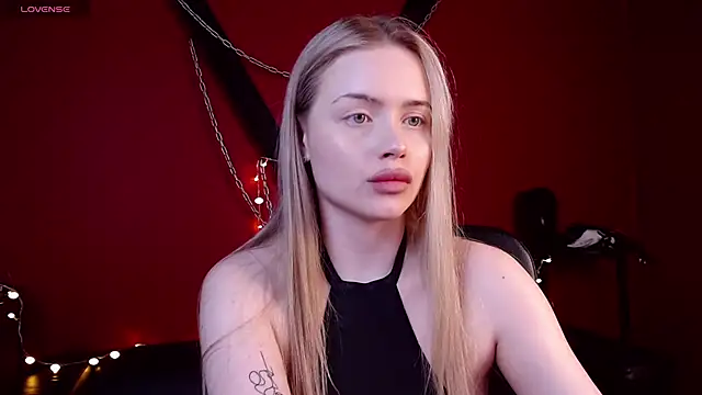 Snapshot of AvroraGoldie chatting on December 3, 2025, 10:46 am AvroraGoldie online show from December 3, 2025, 10:46 am