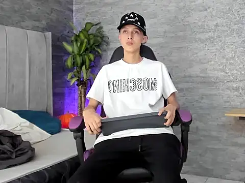 ArthurCox online show from November 4, 2025, 5:34 pm