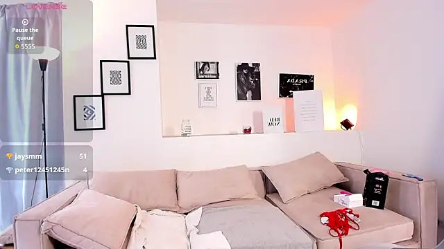 Miacorner  online show from September 28, 2025, 6:35 pm