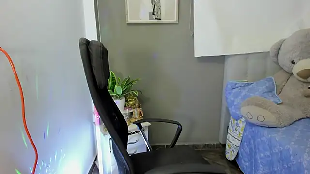 Snapshot of Allison_19__ chatting on November 15, 2025, 4:43 am Allison 19 online show from November 15, 2025, 4:43 am