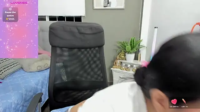 Snapshot of Allison_19__ chatting on December 15, 2025, 2:27 am Allison 19 online show from December 15, 2025, 2:27 am