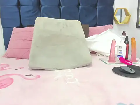 Snapshot of candy_big_tits18 chatting on October 22, 2025, 12:00 am candy big tits18 online show from October 22, 2025, 12:00 am