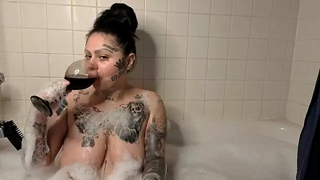 chicanachic13 online show from November 2, 2025, 7:33 am