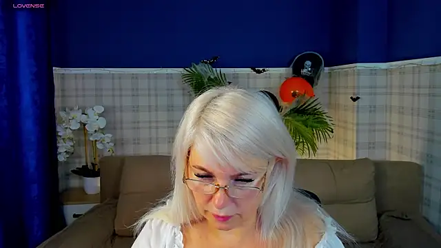 Hella Fabel online show from October 31, 2025, 1:17 am