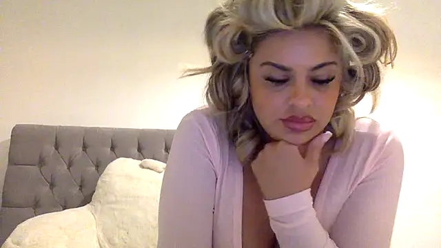Snapshot of Miss_Mami chatting on October 26, 2025, 12:05 am Miss Mami online show from October 26, 2025, 12:05 am