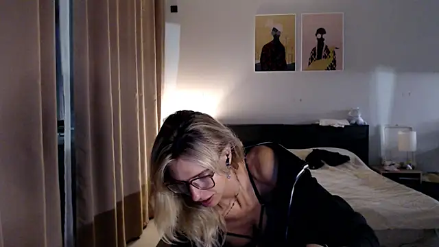 VivianCoke online show from October 6, 2025, 6:16 pm