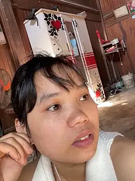 Snapshot of Ngoc-bbi chatting on October 18, 2025, 2:36 am Ngoc-bbi online show from October 18, 2025, 2:36 am