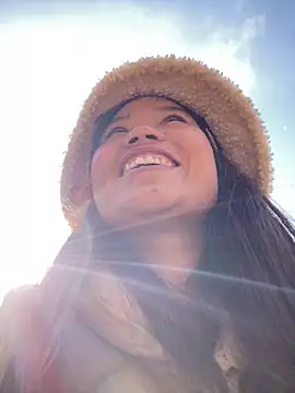 Snapshot of Ngoc-bbi chatting on December 15, 2025, 7:45 am Ngoc-bbi online show from December 15, 2025, 7:45 am