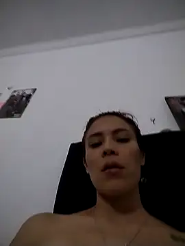 dulcelatin21 online show from November 10, 2025, 4:33 am