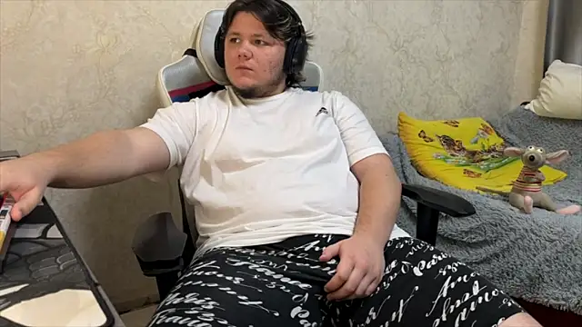 Snapshot of desiredude9 chatting on October 8, 2025, 6:05 pm desiredude9 online show from October 8, 2025, 6:05 pm