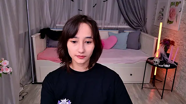 Snapshot of EmilySwonn chatting on October 26, 2025, 4:02 pm EmilySwonn online show from October 26, 2025, 4:02 pm