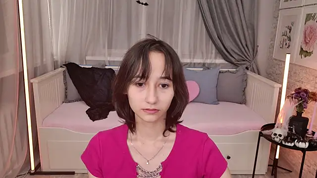 Snapshot of EmilySwonn chatting on October 28, 2025, 4:42 pm EmilySwonn online show from October 28, 2025, 4:42 pm