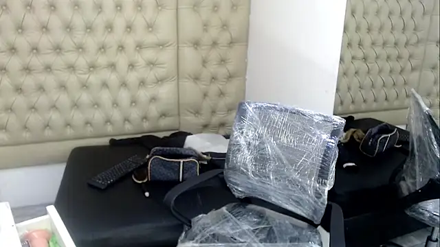 JessicaHott01 online show from November 20, 2025, 1:28 am