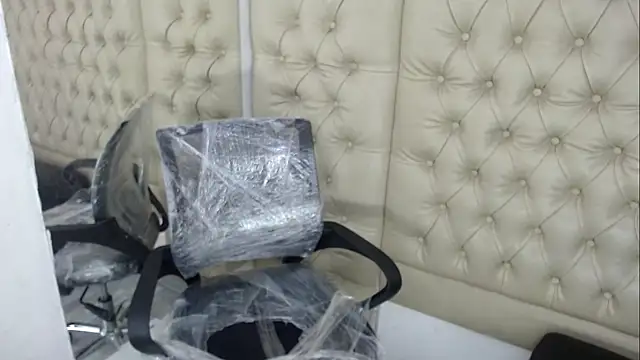 JessicaHott01 online show from December 4, 2025, 7:44 pm