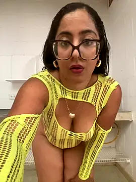 Snapshot of Jessyivonne chatting on October 16, 2025, 9:49 pm Jessyivonne online show from October 16, 2025, 9:49 pm